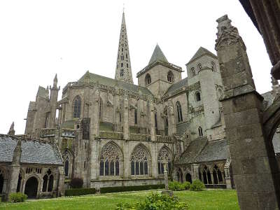 Treguier les trois tours de la cathedrale vues du cloitre petite cite de caractere routes touristiques dans les cotes d armor guide du tourisme en bretagne