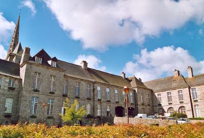 Treguier mairie de treguier ancien eveche petite cite de caractere routes touristiques dans les cotes d armor guide du tourisme en bretagne