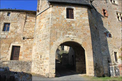 Turenne plus beaux villages porte donnant acces au chateau routes touristique de correze guide touristique du limousin