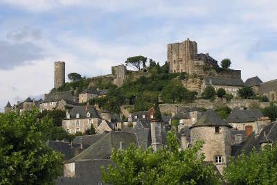 Turenne plus beaux villages vue du village routes touristique de correze guide touristique du limousin