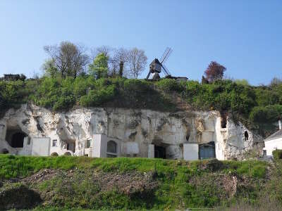 Turquant village de charme troglodytes et metiers d art routes touristiques de maine et loire guide du tourisme du pays de la loire