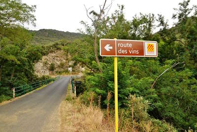 Un panneau de la route des vins pres d ansignan