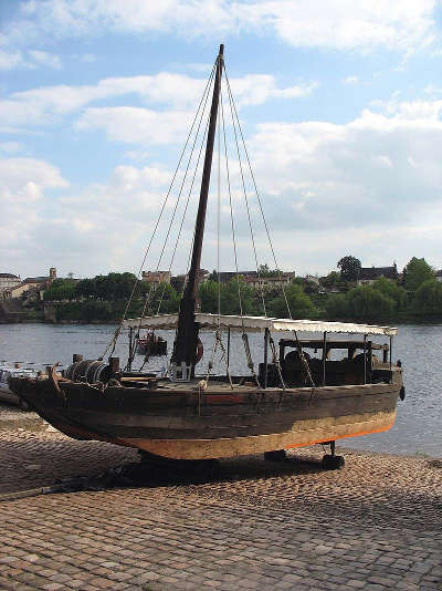 Une gabare en reparation sur le quai salvette a bergerac la route des vins de bergerac guide du tourisme de la dordogne aquitaine