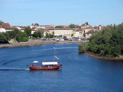 Une gabare touristique sur la dordogne a bergerac guide touristique