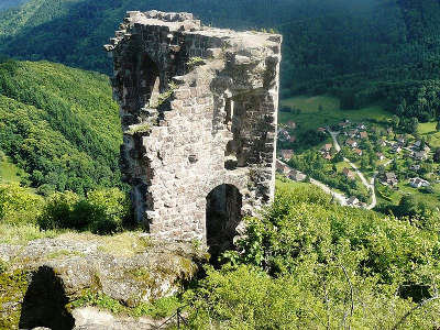 Urbeis vue sur le chateau du bilstein lorrain et en arriere plan le village d urbeis route des vosges centrales