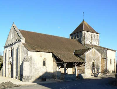 Usson du poitou eglise route des abbayes et monuments du haut poitou guide du tourisme de la vienne