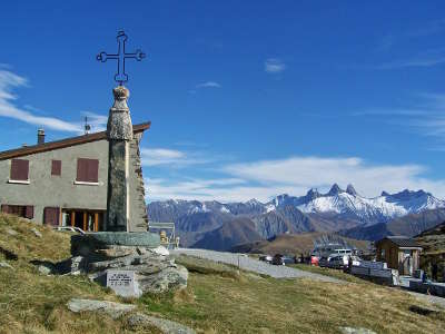 Vallee de la maurienne col de la croix de fer avec les aiguilles d arves en arriere plans routes touristiques de savoie guide touristique de rhone alpes