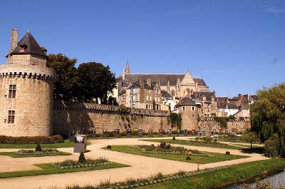 Vannes ville d art et d histoire les remparts vus des jardins routes touristiques dans le morbihan guide du tourisme en bretagne