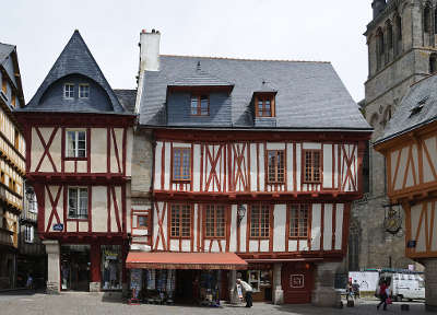 Vannes ville d art et d histoire place henri iv routes touristiques dans le morbihan guide du tourisme en bretagne