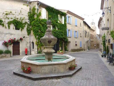 Venasque plus beau village fontaine routes touristiques du vaucluse guide du tourisme de provence alpes cote d azur