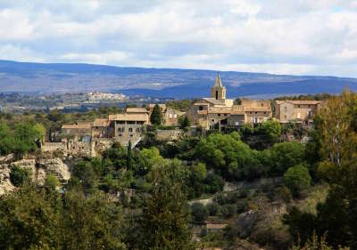 Venasque plus beau village village perche routes touristiques du vaucluse guide du tourisme de provence alpes cote d azur