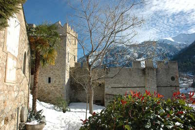 Vernet les bains le chateau routes touristiques des pyrenees orientale guide du tourisme occidanie