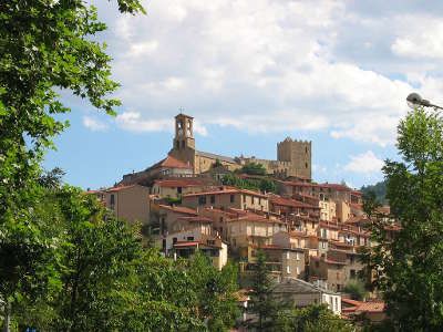 Vernet les bains vue sur le village routes touristiques des pyrenees orientale guide du tourisme occidanie