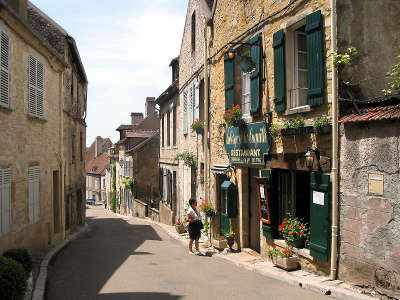 Vezelay rue saint pierre plus beaux villages de france routes touristiques en cote d or guide du tourisme en bourgogne