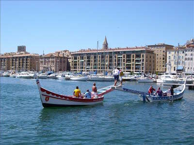 Vieux port de marseille joutes provencales routes touristiques des bouches du rhone guide du tourisme de paca