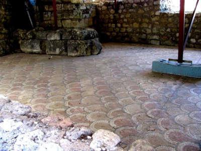 Villa gallo romaine de montcaret mosaique a l aariere de l eglise routes touristiques de la dordogne guide du tourisme d aquitaine