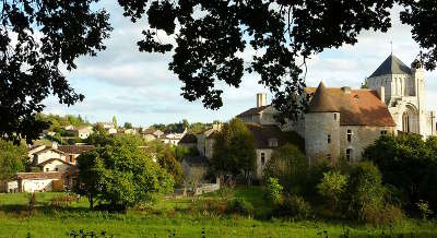 Village et abbaye de nouaille maupertuis route des abbayes et monuments du haut poitou guide du tourisme de la vienne