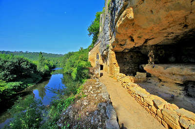 Village troglodytique de la madeleine route touristique sur les pas du cro magnon guide du tourisme dordogne