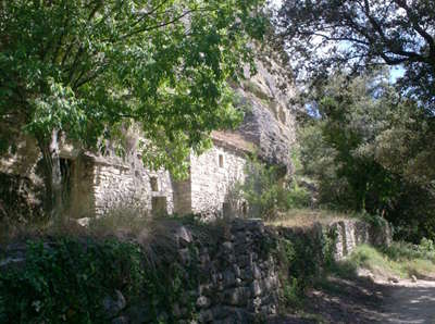 Village troglodytique du barry route des vins de la la drome provencale guide du tourisme de la drome