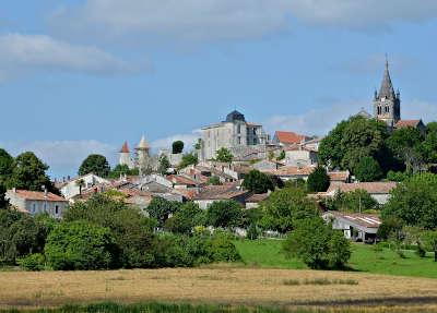 Villebois lavalette le chateau et l eglise routes touristique de charente guide du tourisme de poitou charentes