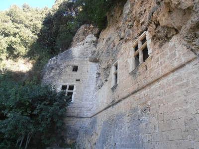 Villecroze les grottes cite de caractere les grottes troglodytiques avec leurs fenetres a meneaux routes touristiques du var guide touristique de la provence alpes cote d azur