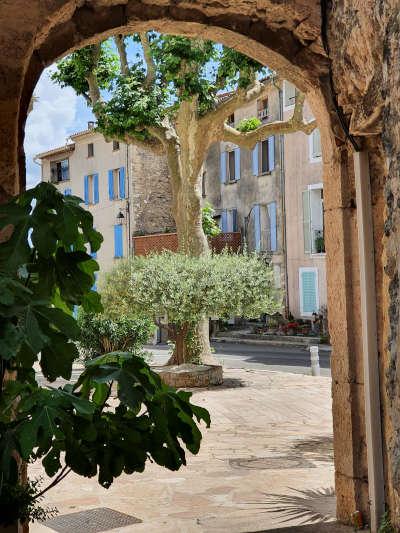 Villecroze les grottes cite de caractere place routes touristiques du var guide touristique de la provence alpes cote d azur