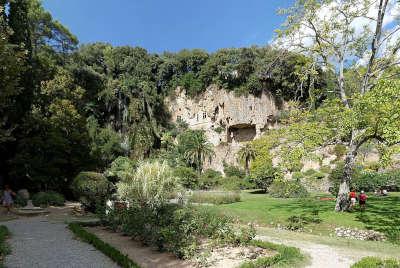 Villecroze les grottes cite de caractere vue du parc des grottes troglodytiques et de la cascade routes touristiques du var guide touristique de la provence alpes cote d azur