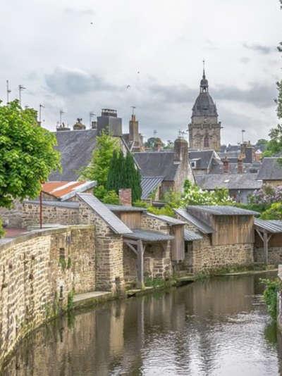 Villedieu les poeles la riviere la sienne et ses lavoirs routes touristiques de la manche guide touristique de normandie