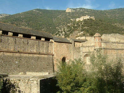 Villefranche de conflent ancienne porte de france route des cols des pyrenees guide touristique des pyrenees orientales