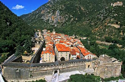 Villefranche de conflent vue sur la ville plus beaux villages routes touristiques des pyrenees orientale guide du tourisme occidanie