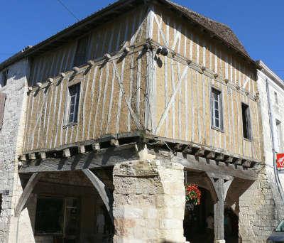 Villereal bastide royale maisons sur cornieres routes touristiques du lot et garonne guide du tourisme d aquitaine