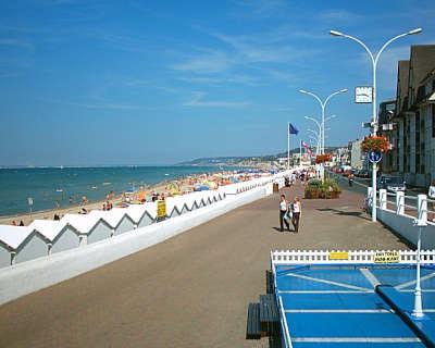 Villers sur mer promenade le long de la plage routes touristiques du calvados guide touristique de normandie