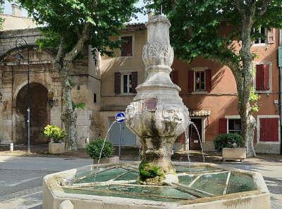 Villes sur auzon fontaine a la porte des remparts routes touristiques du vaucluse guide touristique de provence alpes cote d azur