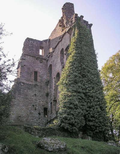 Vire ruines actuelles du donjon routes touristiques du calvados guide touristique de normandie