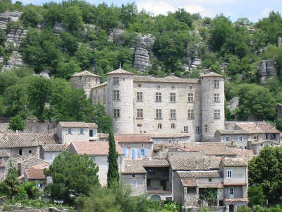 Vogue plus beau village et village de caractere le chateau routes touristiques de ardeche guide du tourisme du rhone alpes