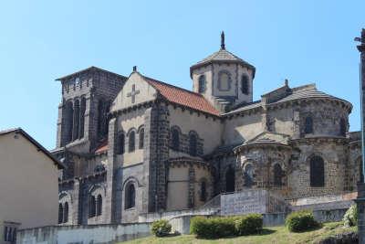 Volvic eglise saint priest site clunisien routes touristiques du puy de dome guide touristique de l auvergne