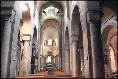 Volvic l eglise saint priest site clunisien la nef routes touristiques du puy de dome guide touristique de l auvergne