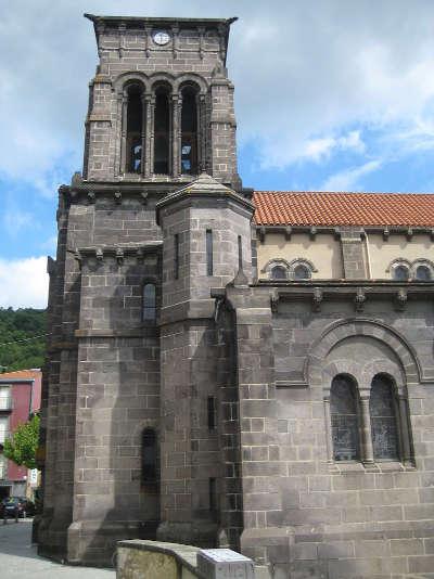 Volvic l eglise saint priest site clunisien routes touristiques du puy de dome guide touristique de l auvergne