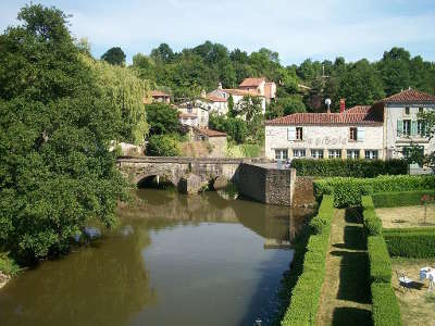 Vouvant plus beau village pont roman routes touristiques de vendee guide du tourisme du pays de la loire