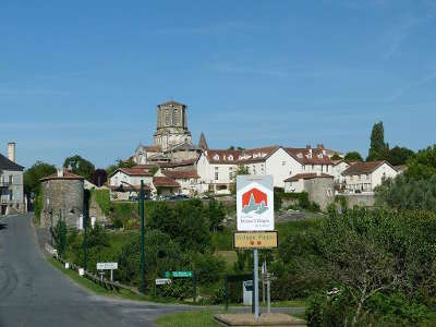 Vouvant plus beau village vue sur le village de la cite routes touristiques de vendee guide du tourisme du pays de la loire