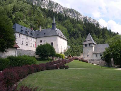 Vue de la correrie du monastere siege du musee parc de la chartreuse guide touristique de rhone alpes