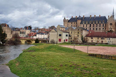 Vue de lapalisse avec le chateau de la palice route de la montagne bourbonnaise routes touristiques de l allier guide touristique auvergne