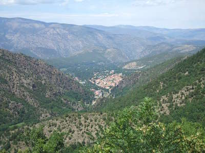 Vue de vernet les bains depuis la route d acces a l abbaye saint martin du canigou guide du tourisme des pyrenees orientale languedoc roussillon