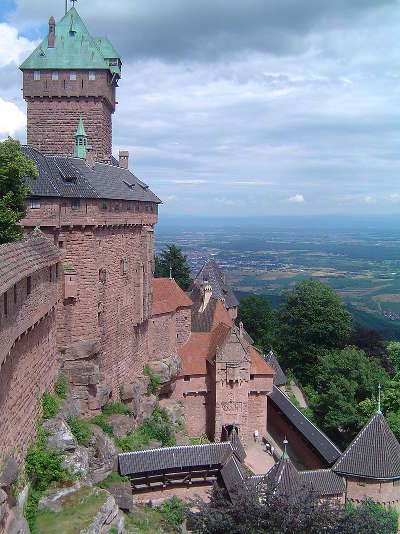 Vue du chateau du haut koenigsbourg sur la plaine d alsace au fond la foret noire route des chateaux d alsace guide du tourisme copie