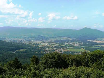 Vue sur la vallee de ville prise depuis le chateau de frankenbourg route des eaux de vie guide touristique du bas rhin alsace