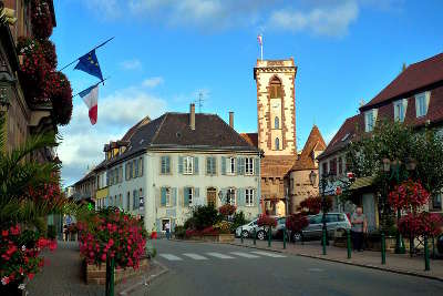 Wasselonne vue vers la tour du chateau route des vosges centrales guide du tourisme du bas rhin alsace