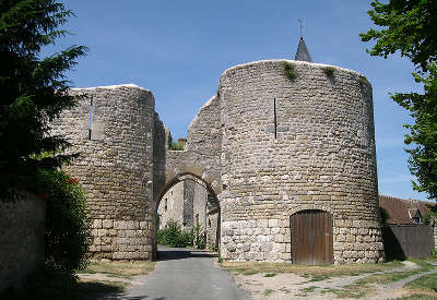 Yevre le chatel plus beau village de france la poterne d entree du chateau les routes touristiques dans le loiret guide du tourisme centre val de