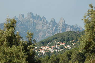 Zonza au pied des aiguilles de bavella routes touristiques en corse du sud guide du tourisme de la corse